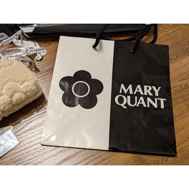 MARY QUANT(マリークワント)の⏩【マリークワント】ボアデイジー刺繍 ラウンドポーチ　プレゼントボックス・紙袋付 レディースのファッション小物(ポーチ)の商品写真