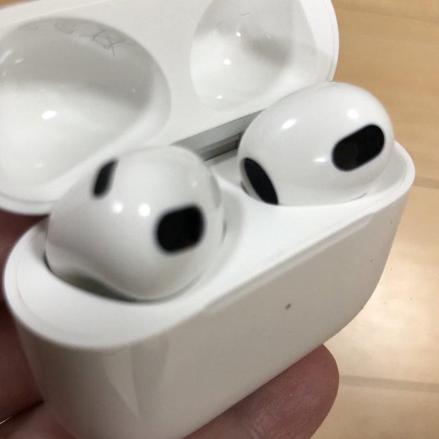 Apple(アップル)のアップル AirPods 第3世代 MME73J/A スマホ/家電/カメラのオーディオ機器(ヘッドフォン/イヤフォン)の商品写真