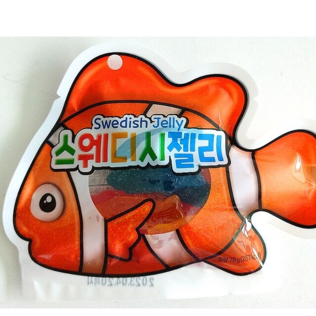 韓国お菓子　swedish　魚ゼリー(ランダム入り)2袋 食品/飲料/酒の食品(菓子/デザート)の商品写真