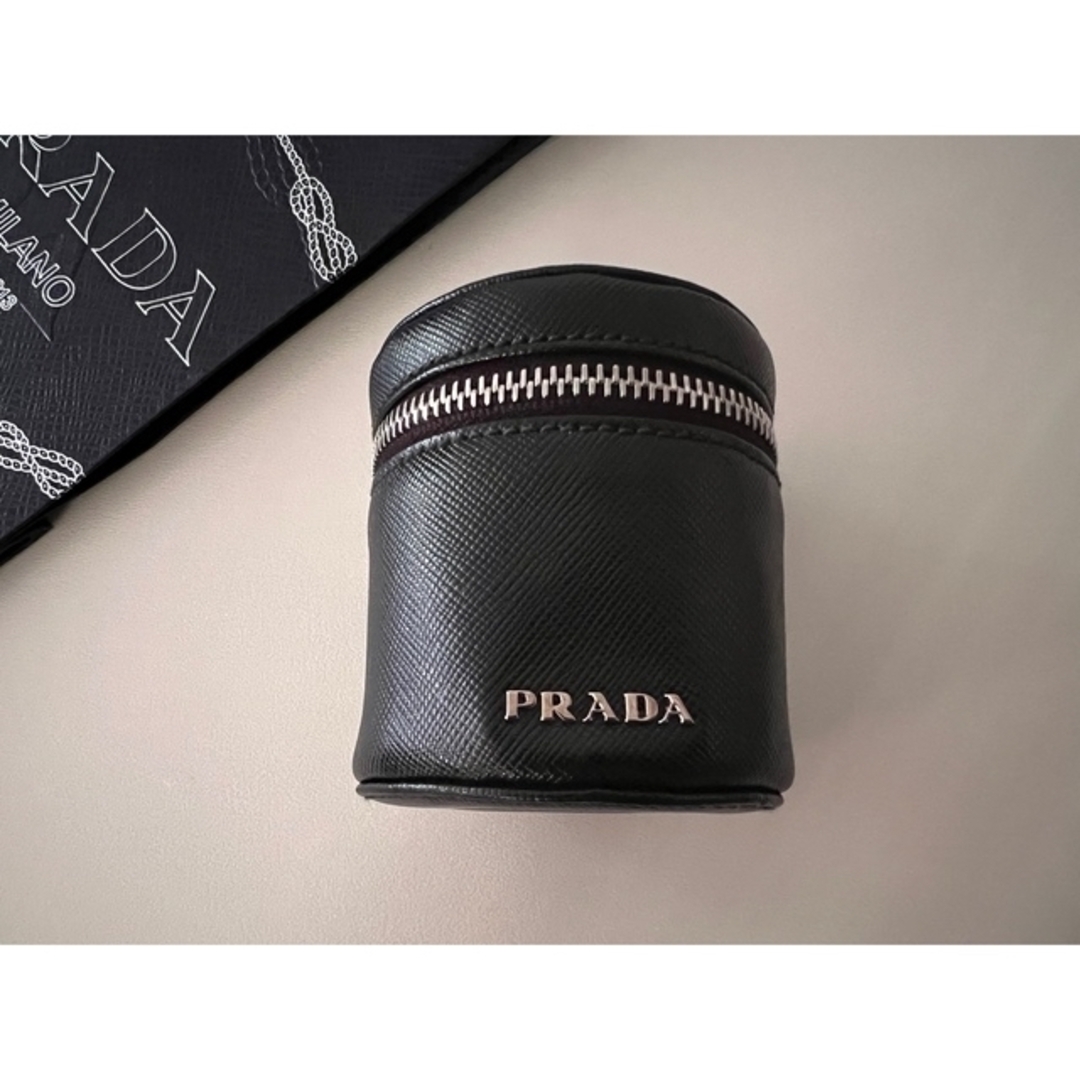 PRADA プラダ  【新品、未使用】丸型ポーチ & 変換プラグファッション小物
