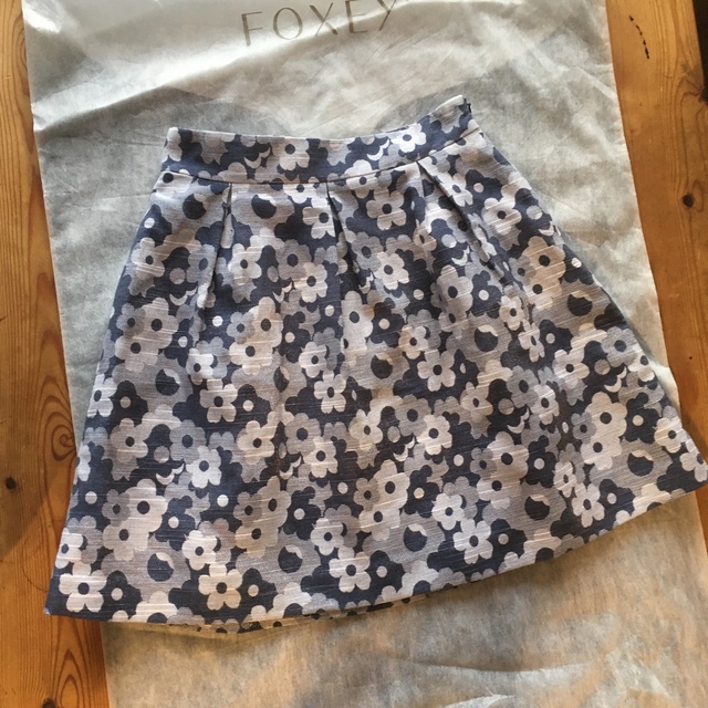 Harrods(ハロッズ)のネイビー×白花柄タックフレアースカート レディースのスカート(ひざ丈スカート)の商品写真