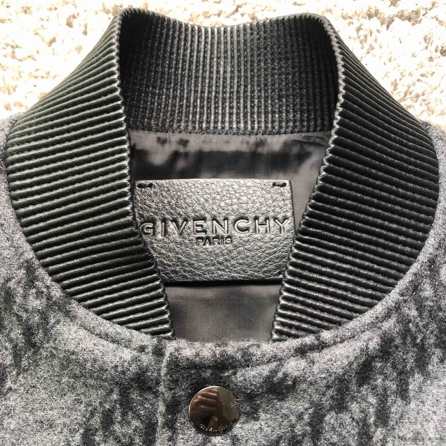 GIVENCHY(ジバンシィ)のジバンシー　スタジャン　ブルゾン　Ｔシャツ　レザー　キャップ　パンツ　長財布 メンズのジャケット/アウター(スタジャン)の商品写真