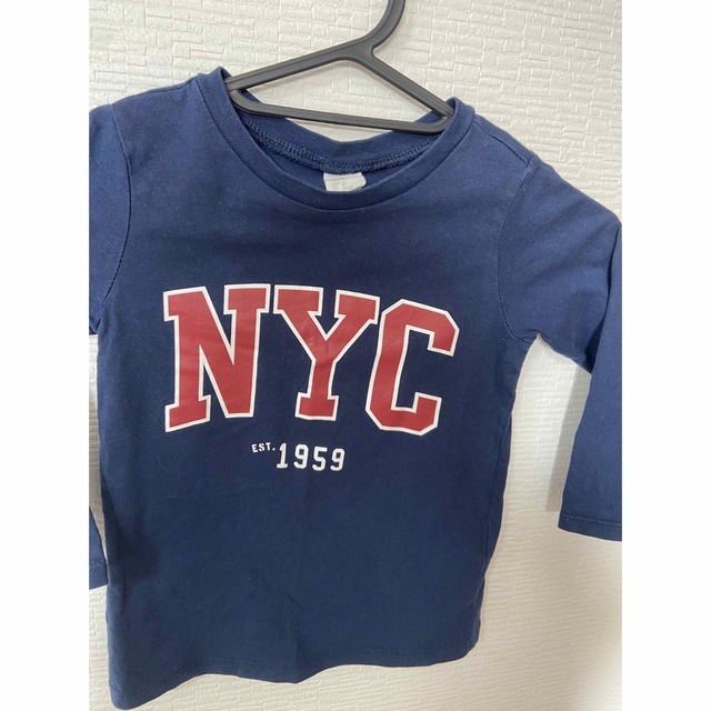 H&M(エイチアンドエム)のH&M NYC ネイビーロンT 90 キッズ/ベビー/マタニティのキッズ服男の子用(90cm~)(Tシャツ/カットソー)の商品写真