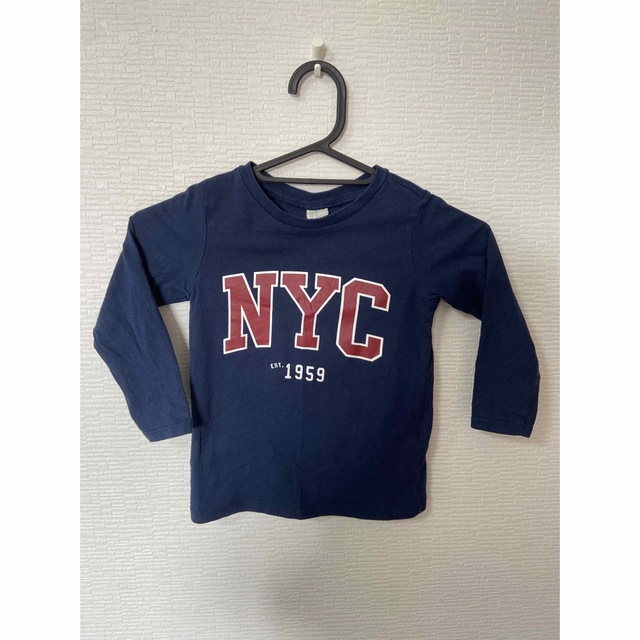 H&M(エイチアンドエム)のH&M NYC ネイビーロンT 90 キッズ/ベビー/マタニティのキッズ服男の子用(90cm~)(Tシャツ/カットソー)の商品写真