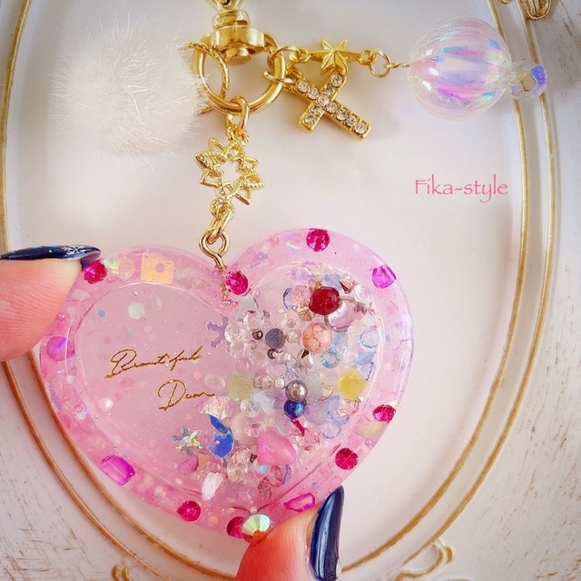 シャカシャカチャーム🦋ジェリーピンク💖 ハンドメイドのアクセサリー(キーホルダー/ストラップ)の商品写真