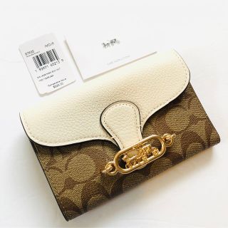 コーチ(COACH)のコーチシグネチャー×ホワイト小銭入れ付き三つ折り財布　ロゴバックル(財布)