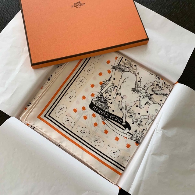 Hermes(エルメス)の✨本日限定お値下✨激レア✨パリ本店限定カラー✨エルメス カレ55 野生馬 新品 レディースのファッション小物(バンダナ/スカーフ)の商品写真