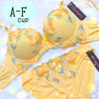 イエローハイビスカス♥️ブラセット下着Sexy♥️トリンプ*ワコール系(ブラ&ショーツセット)