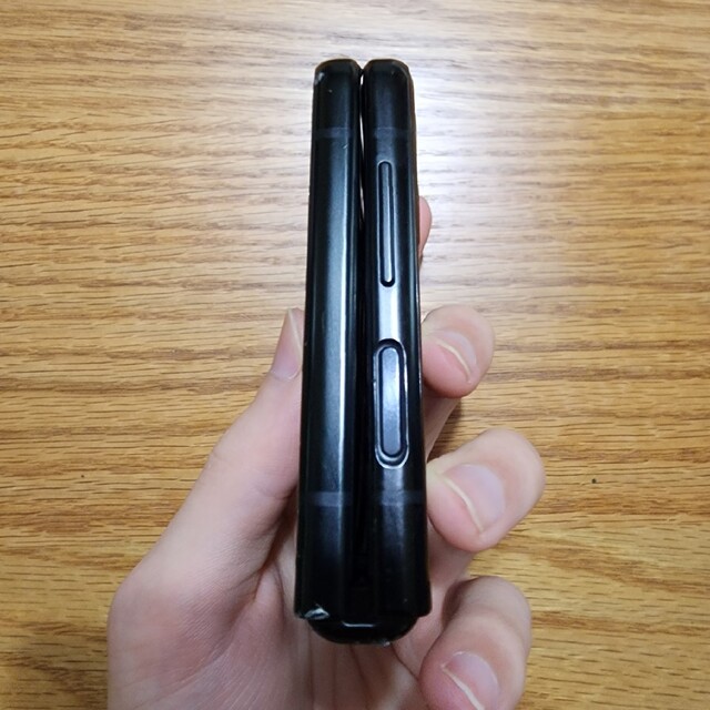 Samsung Galaxy Z Flip3 Phantom Black US版 スマホ/家電/カメラのスマートフォン/携帯電話(スマートフォン本体)の商品写真