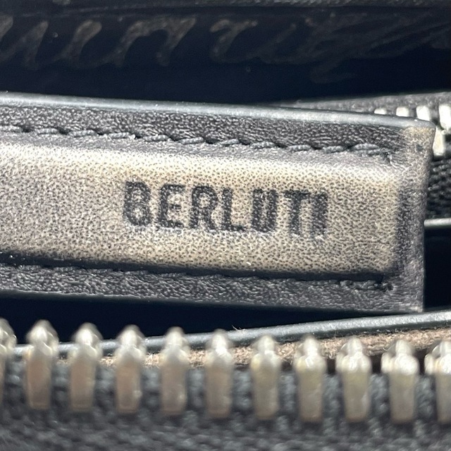 Berluti(ベルルッティ)のBerluti ベルルッティ クラッチバッグ カリグラフィ セカンドバッグ 総柄 かばん 鞄 レザー    ブラック 黒 アンティークシルバー金具 メンズ【中古品】 メンズのバッグ(セカンドバッグ/クラッチバッグ)の商品写真