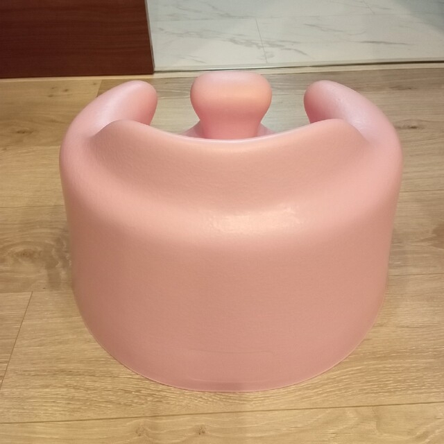 Bumbo(バンボ)のバンボ Bamboベビーソファ・ベビーチェア (ピンク) キッズ/ベビー/マタニティのキッズ/ベビー/マタニティ その他(その他)の商品写真