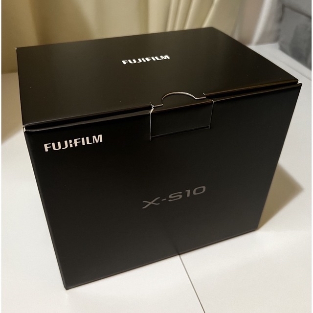 富士フイルム(フジフイルム)の★新品未使用★FUJI FILM X-S10ボディ スマホ/家電/カメラのカメラ(ミラーレス一眼)の商品写真