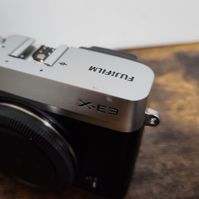 富士フイルム(フジフイルム)のFUJIFILM X-E3 シルバー & GARIZケース スマホ/家電/カメラのカメラ(ミラーレス一眼)の商品写真