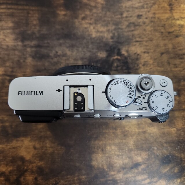 富士フイルム(フジフイルム)のFUJIFILM X-E3 シルバー & GARIZケース スマホ/家電/カメラのカメラ(ミラーレス一眼)の商品写真