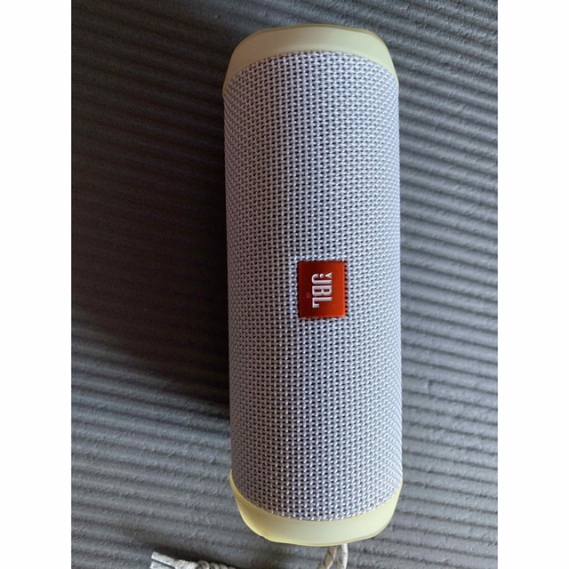 JBL FLIP4 WHITE Bluetoothスピーカー防水 スマホ/家電/カメラのオーディオ機器(スピーカー)の商品写真