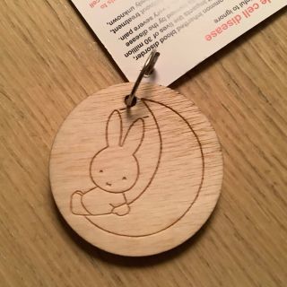 ミッフィー(miffy)のミッフィー＆メラニーオランダアムステルダム木使用チャリティ難病お月様キーホルダー(キーホルダー)