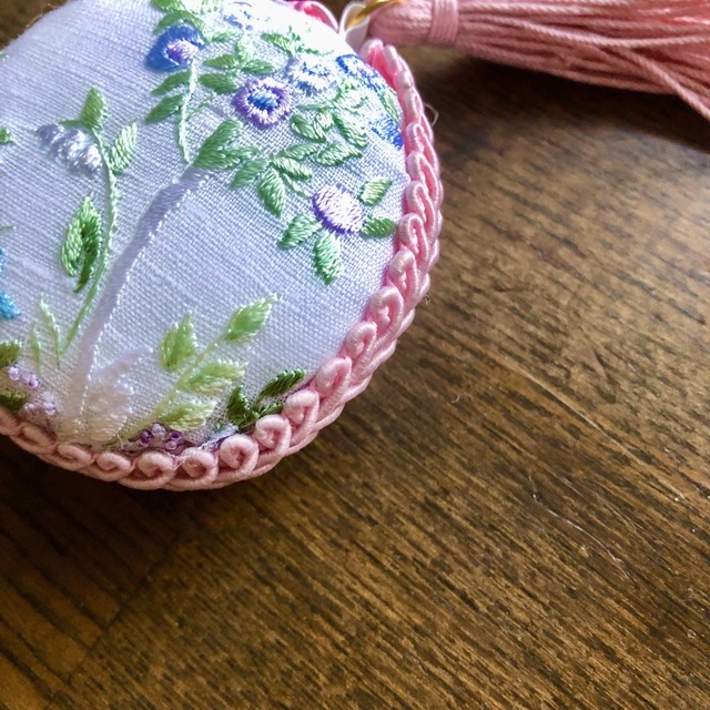 ⑨銀座和光手刺繍ハンカチ「野の花」メジャー　マカロンメジャー　ハンドメイド ハンドメイドの文具/ステーショナリー(その他)の商品写真