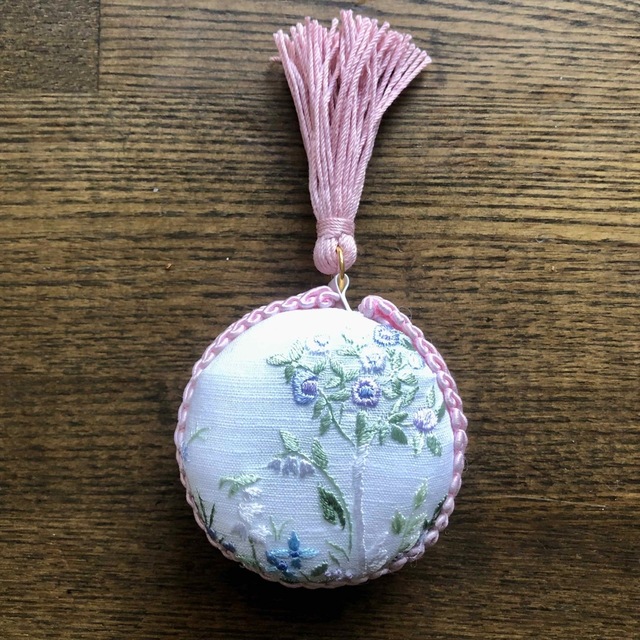 ⑨銀座和光手刺繍ハンカチ「野の花」メジャー　マカロンメジャー　ハンドメイド ハンドメイドの文具/ステーショナリー(その他)の商品写真