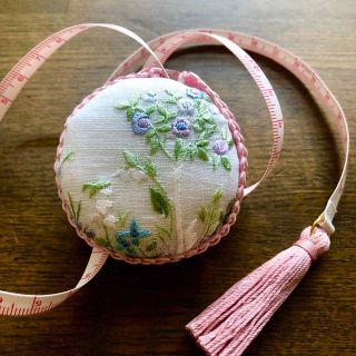 ⑨銀座和光手刺繍ハンカチ「野の花」メジャー　マカロンメジャー　ハンドメイド(その他)