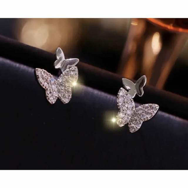 バタフライ　蝶々　パピオン　クリスタル ピアス　スワロフスキー　上品♡エレガント レディースのアクセサリー(ピアス)の商品写真