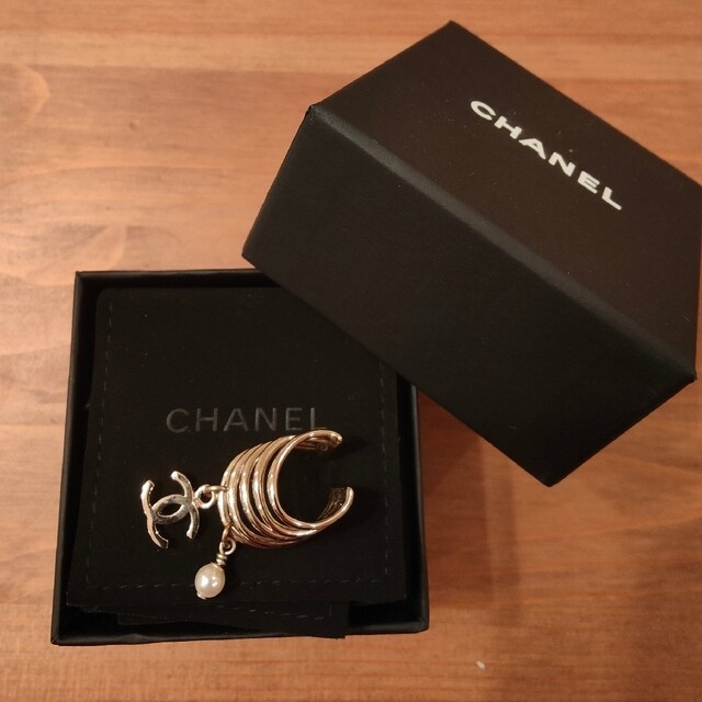CHANEL フープ イヤーカフ パール付き 【お買得!】 www.gold-and-wood.com