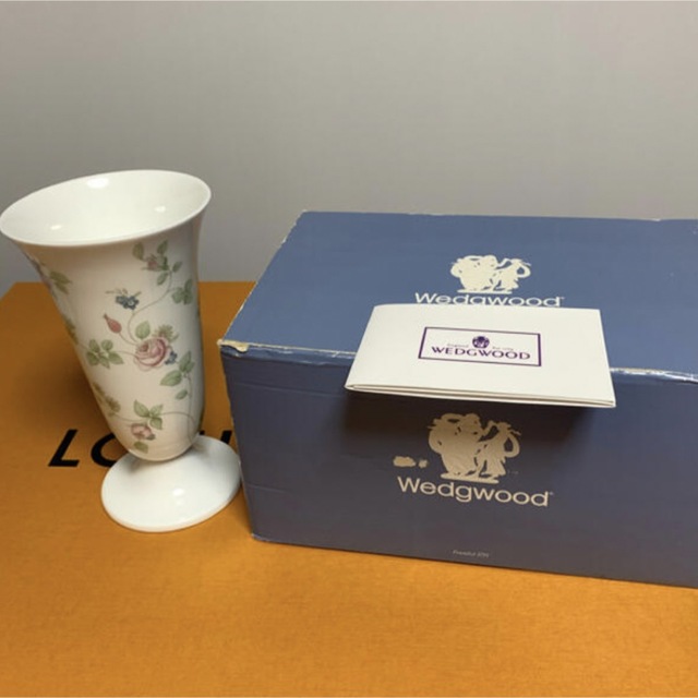 WEDGWOOD(ウェッジウッド)のウェッジウッド  花瓶　ROSEHIP 新品　再値下げ インテリア/住まい/日用品のインテリア小物(花瓶)の商品写真