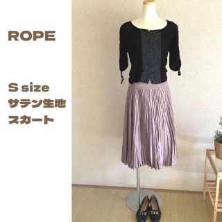 ロペ(ROPE’)の【美品】ROPE　サテン生地　くすみピンク　プリーツ　ミドル丈　スカート(ひざ丈スカート)