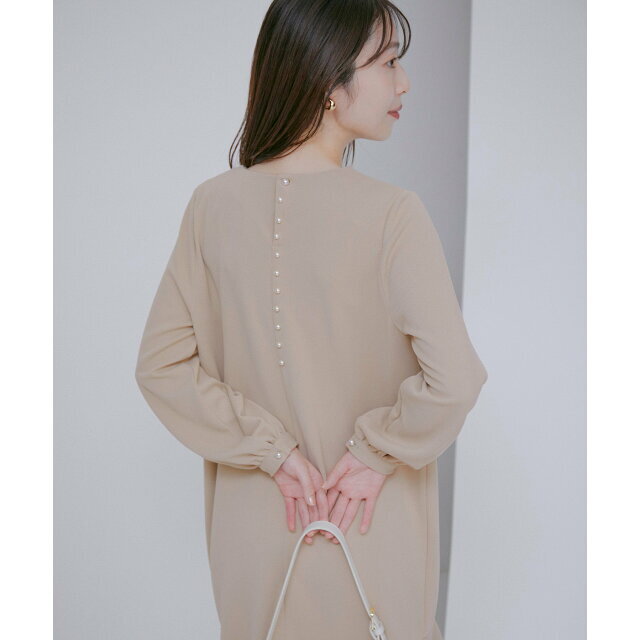 【ベージュ(27)】バックパール切り替えフレアワンピース 3