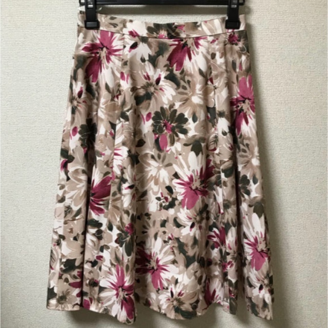 JUSGLITTY(ジャスグリッティー)のジャスグリッティー  フラワースカート レディースのスカート(ひざ丈スカート)の商品写真