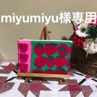 マリメッコ(marimekko)の【廃盤稀少】マリメッコ生地　ハンドメイド　ムンモランマルヤット　2㌢マチ付ポーチ(ポーチ)