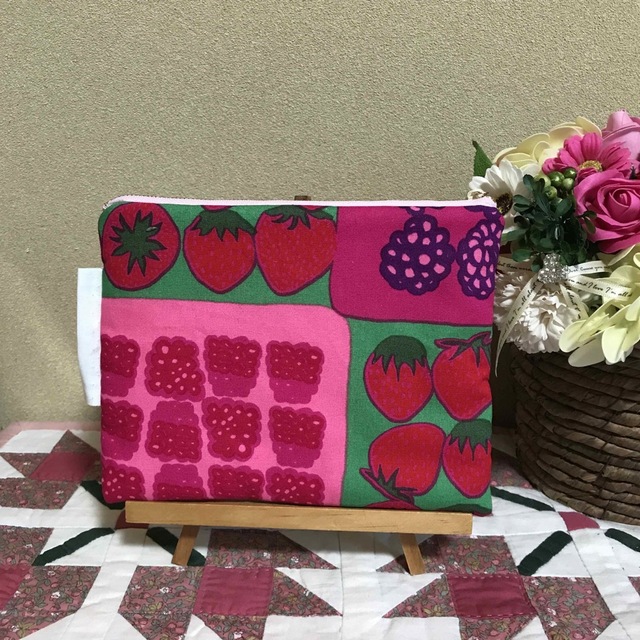 marimekko(マリメッコ)の【廃盤稀少】マリメッコ 生地　ハンドメイド　ムンモランマルヤット　ワイヤーポーチ ハンドメイドのファッション小物(ポーチ)の商品写真