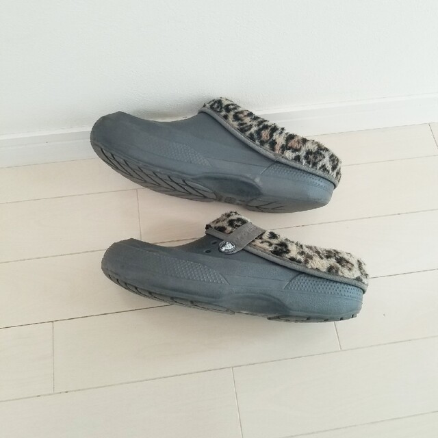 crocs(クロックス)のcrocs ダークグレー×レオパード ファー サンダル 25㎝ クロックス レディースの靴/シューズ(サンダル)の商品写真