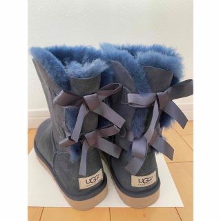 アグ(UGG)の美品 アグ UGG ベイリー ボウ リボン ムートンブーツ ネイビー(ブーツ)