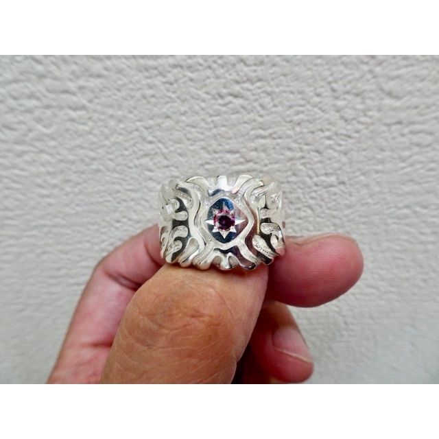 仁尾彫金『一つ星レッドジルコニア、ファイヤーパターン、リング』ハンドメイド243 メンズのアクセサリー(リング(指輪))の商品写真