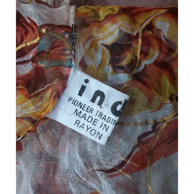 indio(インディオ)の100×110サイズ indio☆ インディオ スカーフ 白地に金色赤茶色 花柄 ハンドメイドのファッション小物(スカーフ)の商品写真
