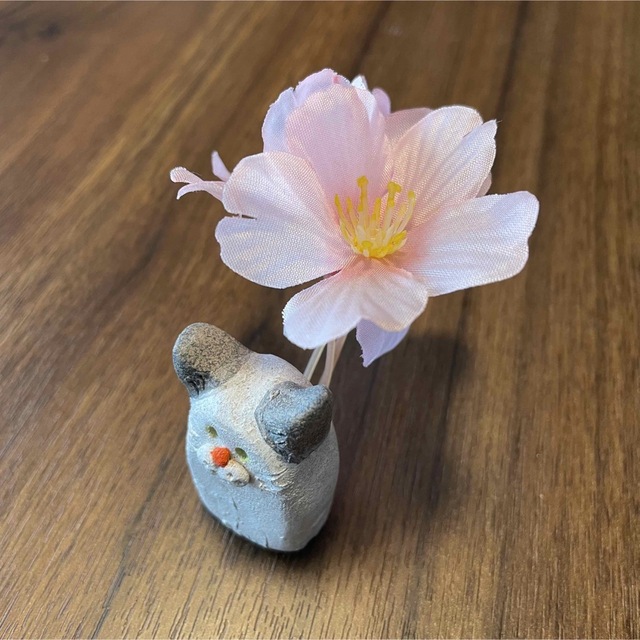 猫の置物 お香立て お花立て ペーパーウェイト 耳がグレーの子 ハンドメイドのインテリア/家具(その他)の商品写真
