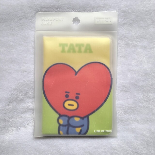 BT21(ビーティーイシビル)の新品 TATA パスポートケース エンタメ/ホビーのタレントグッズ(アイドルグッズ)の商品写真