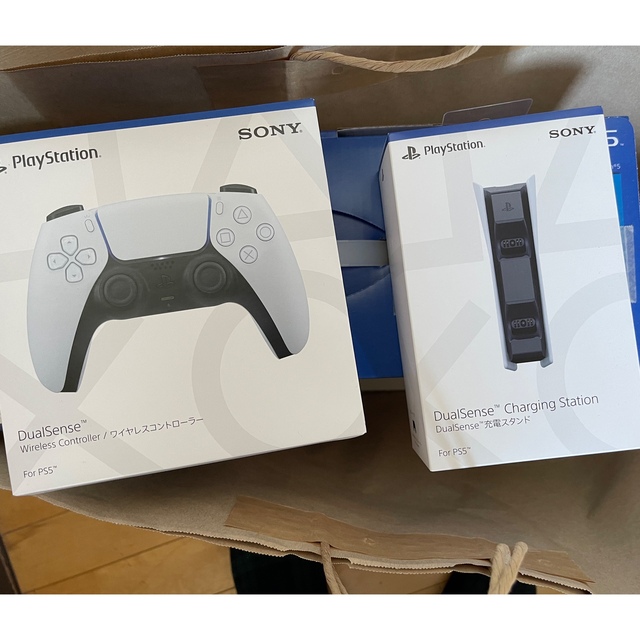 PlayStation(プレイステーション)の新品未開封PlayStation5 プレステ5 本体 コントローラー おまけ付き エンタメ/ホビーのゲームソフト/ゲーム機本体(家庭用ゲーム機本体)の商品写真