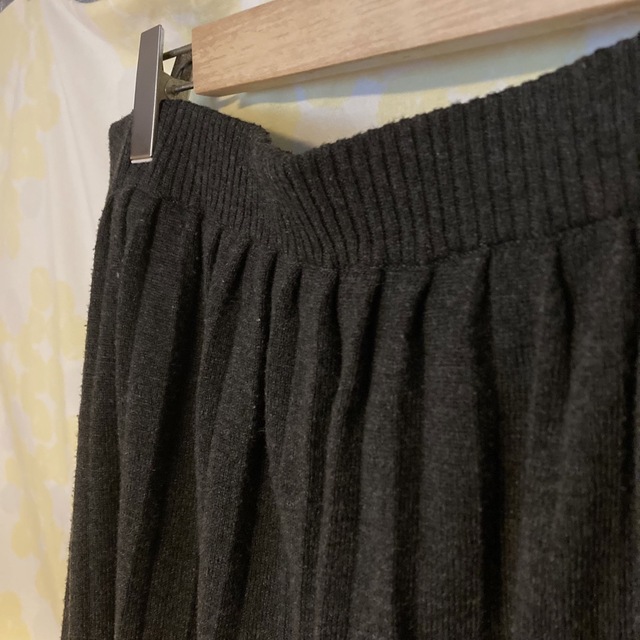 ニットプリーツスカート　チャコールグレー レディースのスカート(ひざ丈スカート)の商品写真