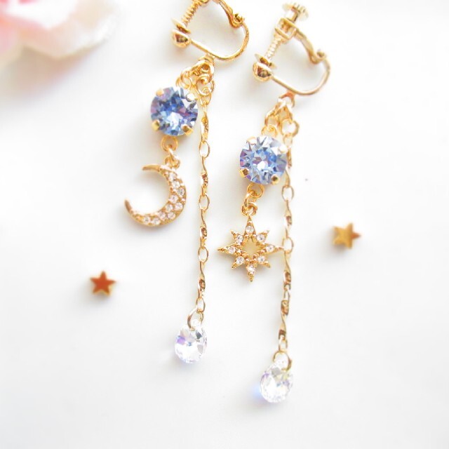 SWAROVSKI(スワロフスキー)の【イヤリング】月　星　スワロフスキー　ハンドメイド　揺れる　ロング　サファイア ハンドメイドのアクセサリー(イヤリング)の商品写真