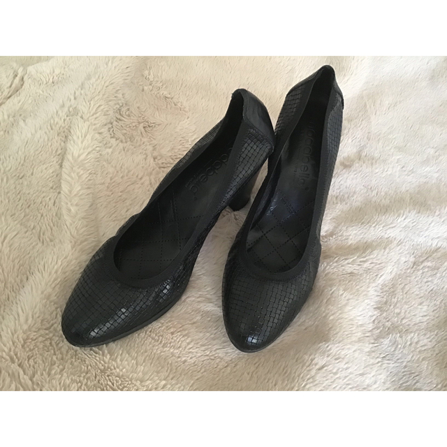 黒パンプス　極太ヒール　24センチ　スペイン製 レディースの靴/シューズ(ハイヒール/パンプス)の商品写真