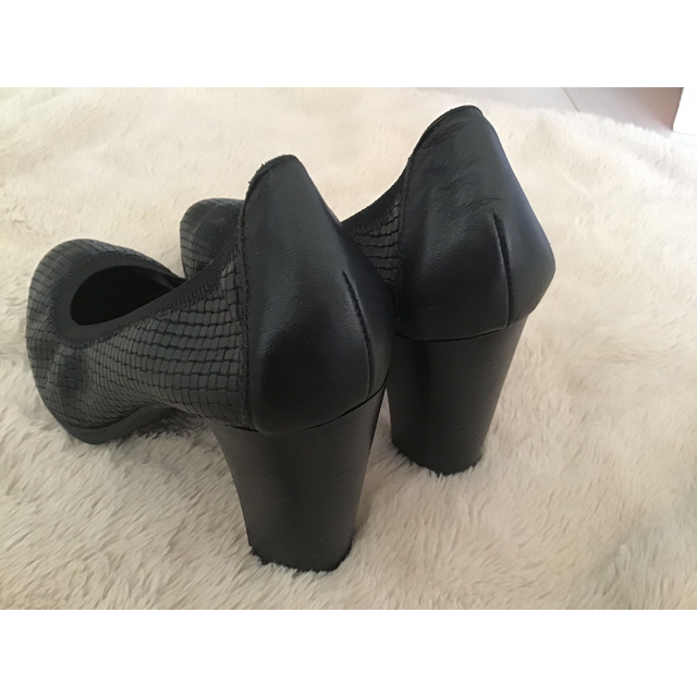 黒パンプス　極太ヒール　24センチ　スペイン製 レディースの靴/シューズ(ハイヒール/パンプス)の商品写真
