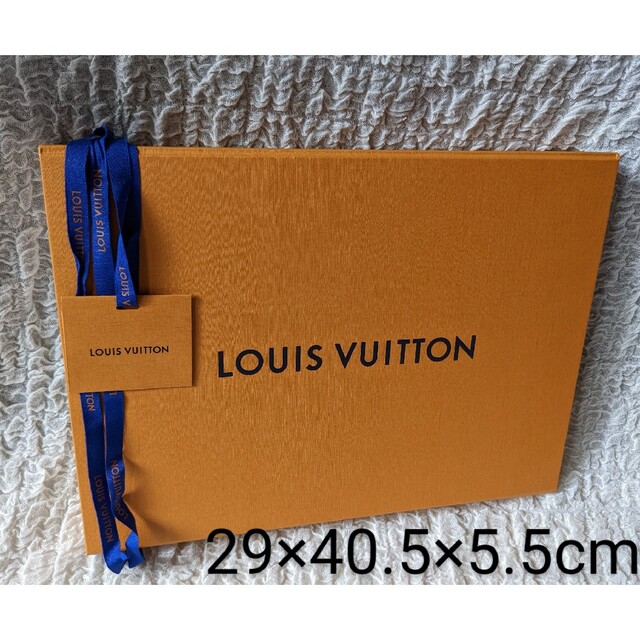 LOUIS VUITTON(ルイヴィトン)のルイヴィトン■マグネット式 開閉 空き箱 薄紙 リボン カード付き インテリア/住まい/日用品のオフィス用品(ラッピング/包装)の商品写真