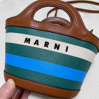 MARNI】TROPICALIAミニバスケットバッグ ストライプショルダー-