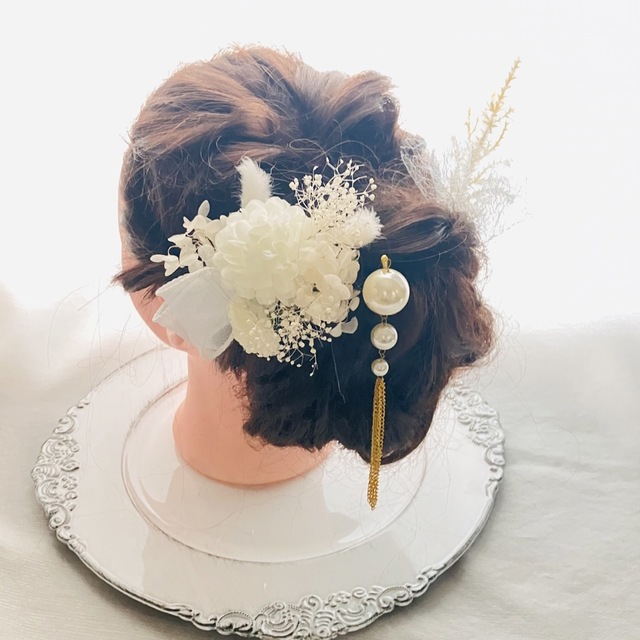 ホワイト髪飾り　パールチェーンタッセル　成人式結婚式卒業式　紫陽花かすみ草金箔