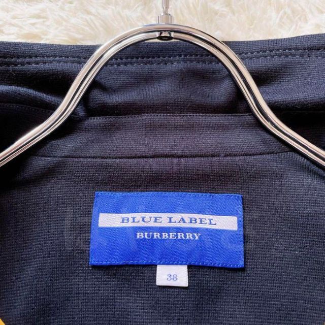 BURBERRY BLUE LABEL(バーバリーブルーレーベル)のBURBERRY BLUE LABEL　金ボタンテーラードジャケット　黒　38 レディースのジャケット/アウター(テーラードジャケット)の商品写真