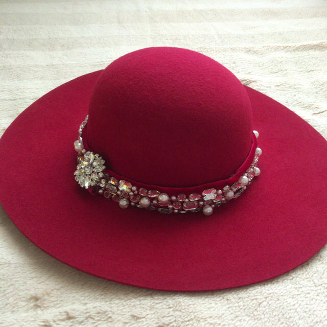 EmiriaWiz(エミリアウィズ)のEmiriaWiz ジュエリーライン女優帽　レッド レディースの帽子(ハット)の商品写真