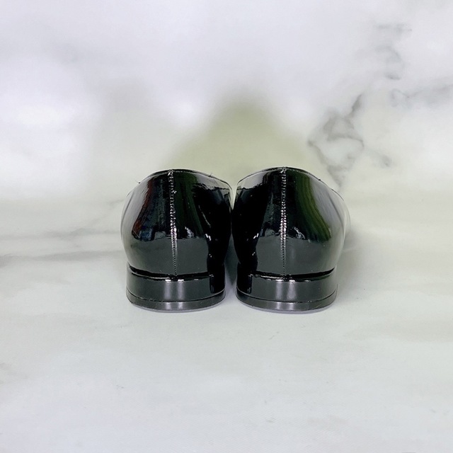 Le Talon(ルタロン)の【美品】ルタロン ポインテッド エナメル フラット パンプス 黒 24.0 レディースの靴/シューズ(ハイヒール/パンプス)の商品写真