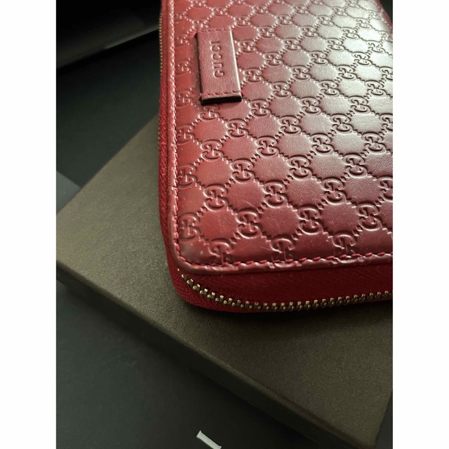 Gucci(グッチ)のグッチ マイクログッチシマ　ラウンドファスナー 赤 レディースのファッション小物(財布)の商品写真