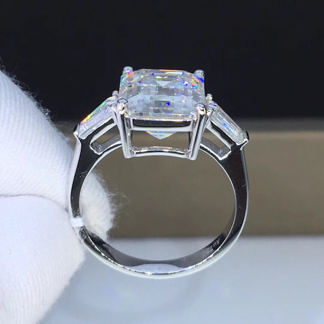 【5カラット 】豪華モアサナイト  リング　K18WG レディースのアクセサリー(リング(指輪))の商品写真